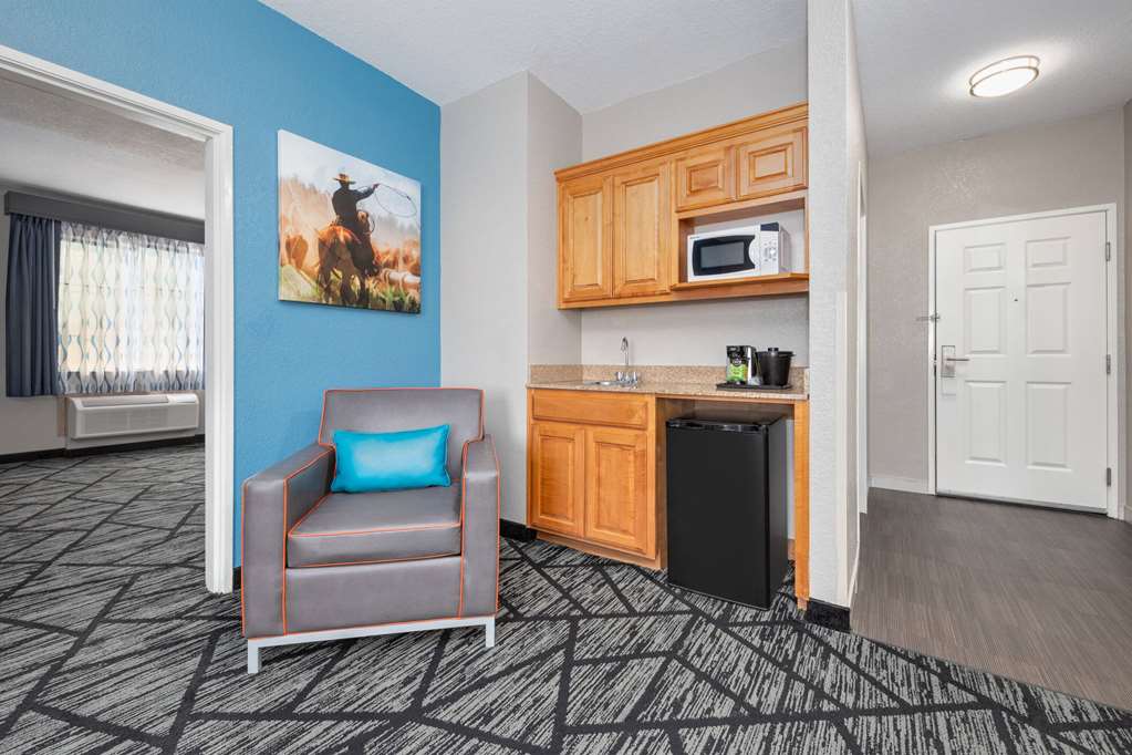 La Quinta Inn & Suites by Wyndham Alvarado - photo 36