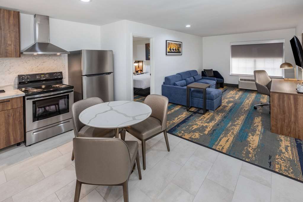 La Quinta Inn & Suites by Wyndham Pharr RGV Medical Center - photo 42