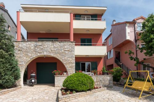 Apartmani Nada — 4-Star Luxury Hotel in Brodarica, Croatia