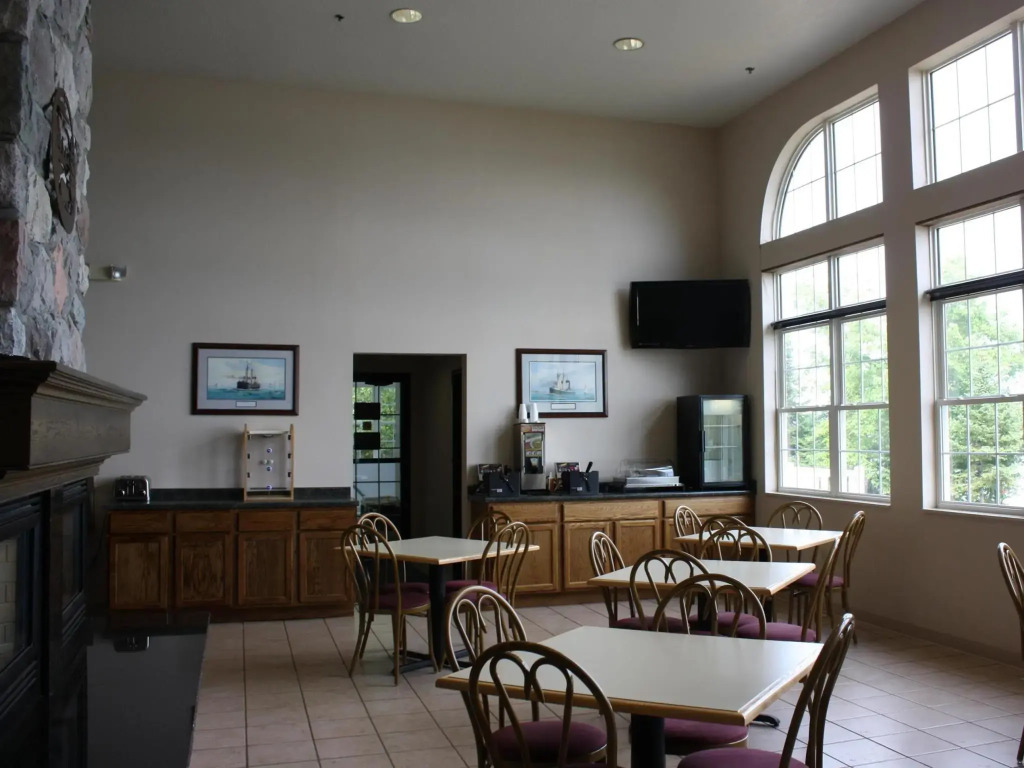 Magnuson Grand Lakefront - photo 3