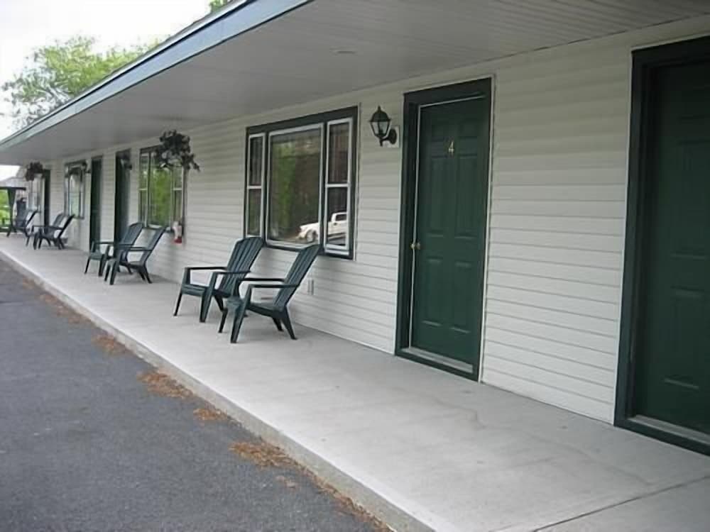 Spring Motor Inn - carbon neutral hotel in Fort Edward