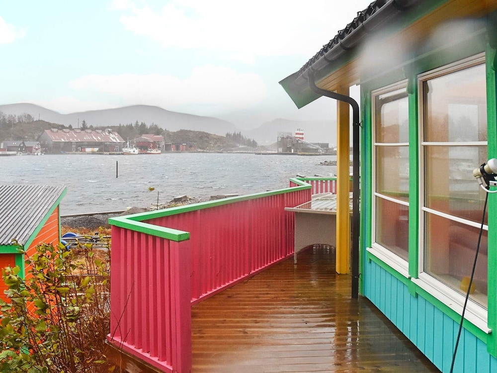 6 Person Holiday Home In Maloy By Traum 17363137 — Floro