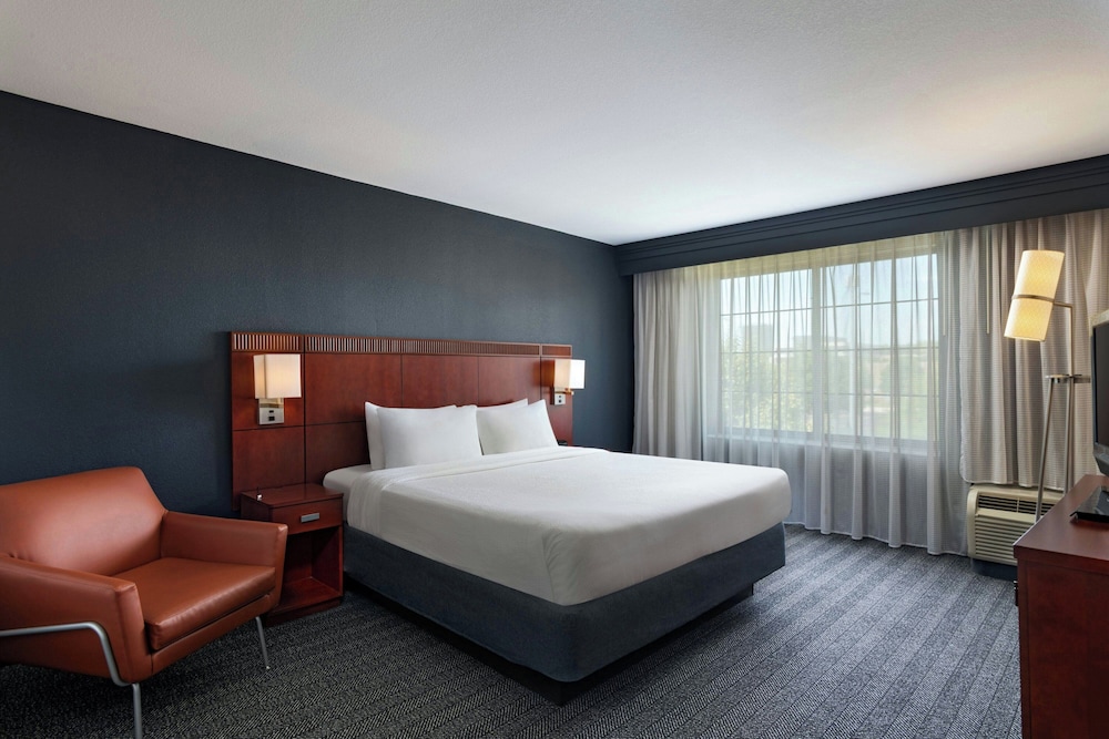 Courtyard Marriott Aksarben Village - photo 8