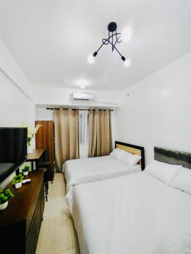 Hotel Luxury Twin Bed Room with Balcony Las Pinas South Residence — 4-Star Luxury Hotel in Manila, Philippines