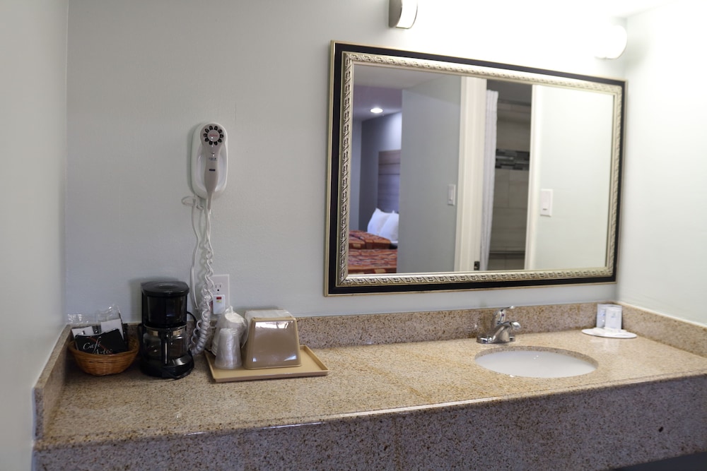 Continental Inn & Suites Nacogdoches TX SFA University Downtown - photo 7