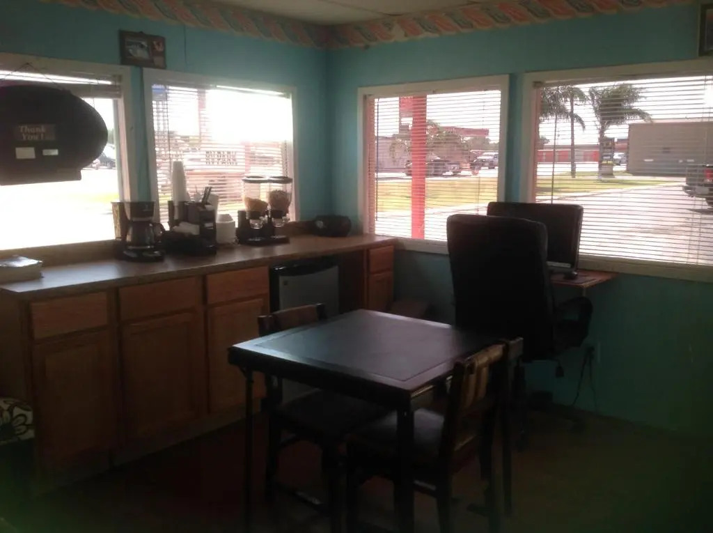 La Plaza Inn & Suites - photo 16