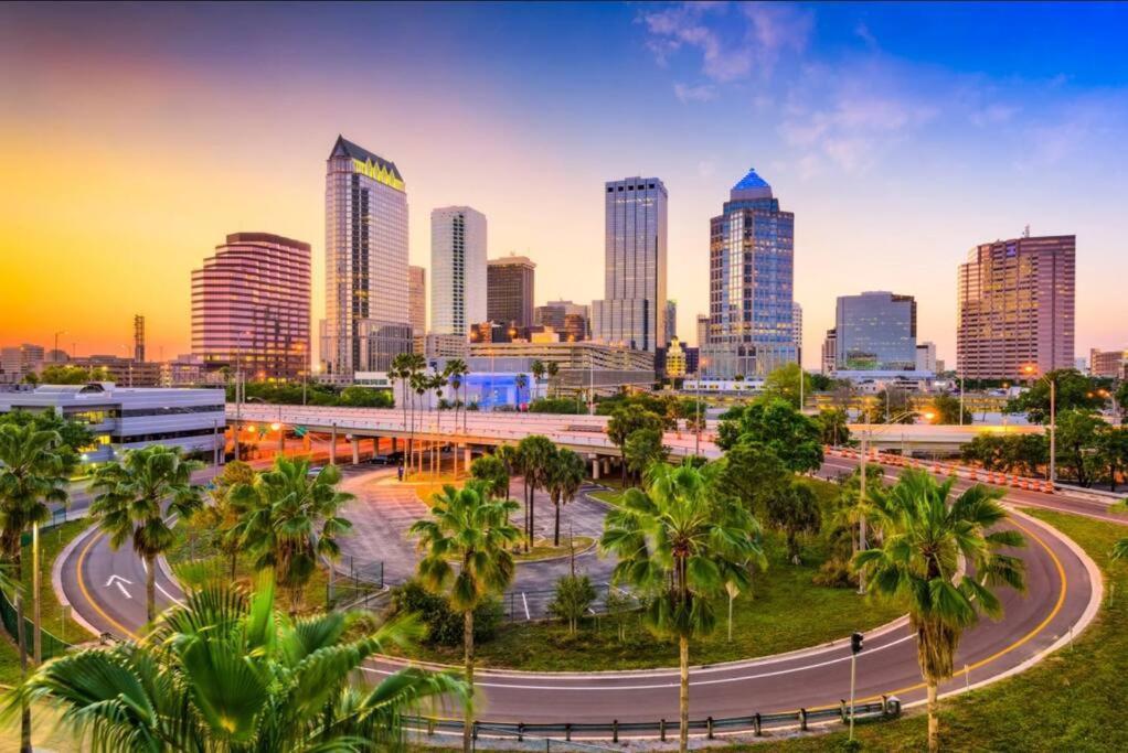 Contemporary 1 Bedroom Private Bungalow Walk to Armature & Riverwalk — 4-Star Luxury Hotel in Tampa, United States