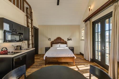 South Main Residences by Surf Hotel - photo 8