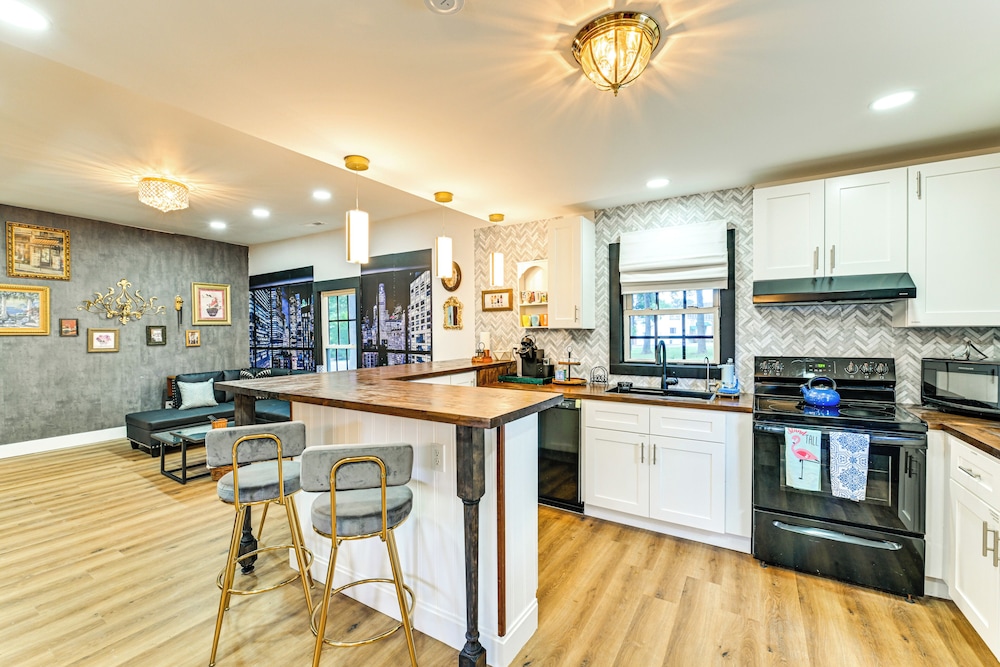Weekend Getaway in Cornelius: Walk to Dining — hotel in Cornelius