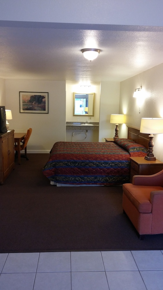 Country Regency Inn & Suites - photo 14