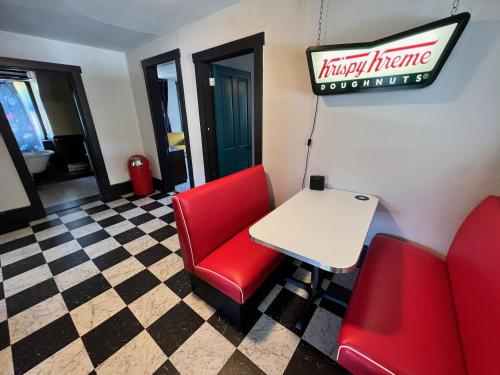 Cool Retro Getaway in Heart of Downtown — 4-Star Luxury Hotel in Bellefonte, United States