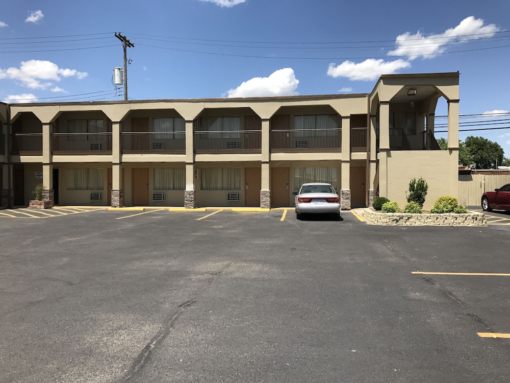 Hutchinson Inn - photo 41