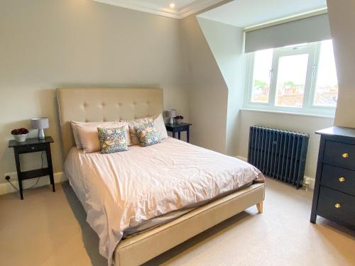 Exquisite Top Floor Flat Heart of Chelsea — 4-Star Luxury Hotel in London, United Kingdom