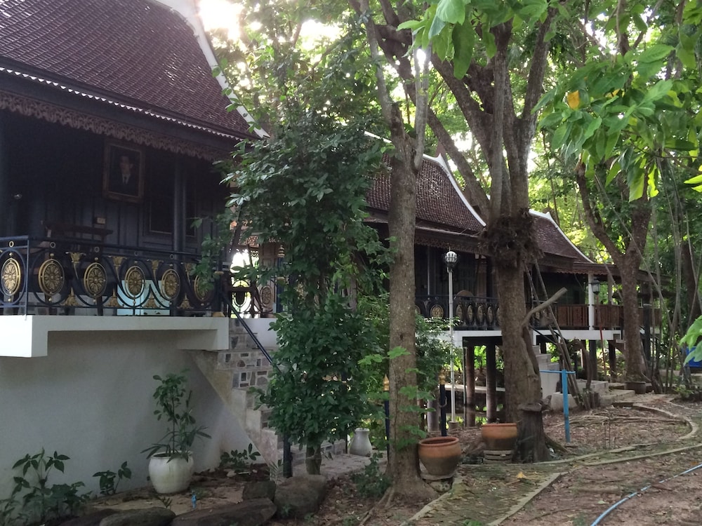 OYO 886 Maingam Riverside Resort in Suphan Buri, Thailand