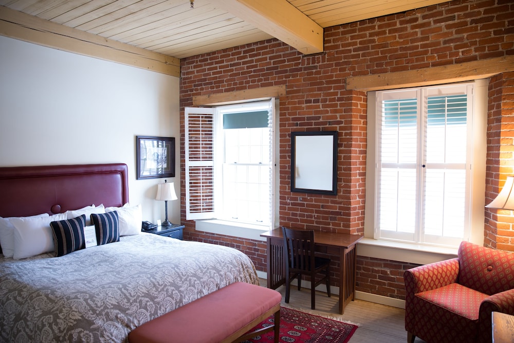 The Common Man Inn & Restaurant - photo 6
