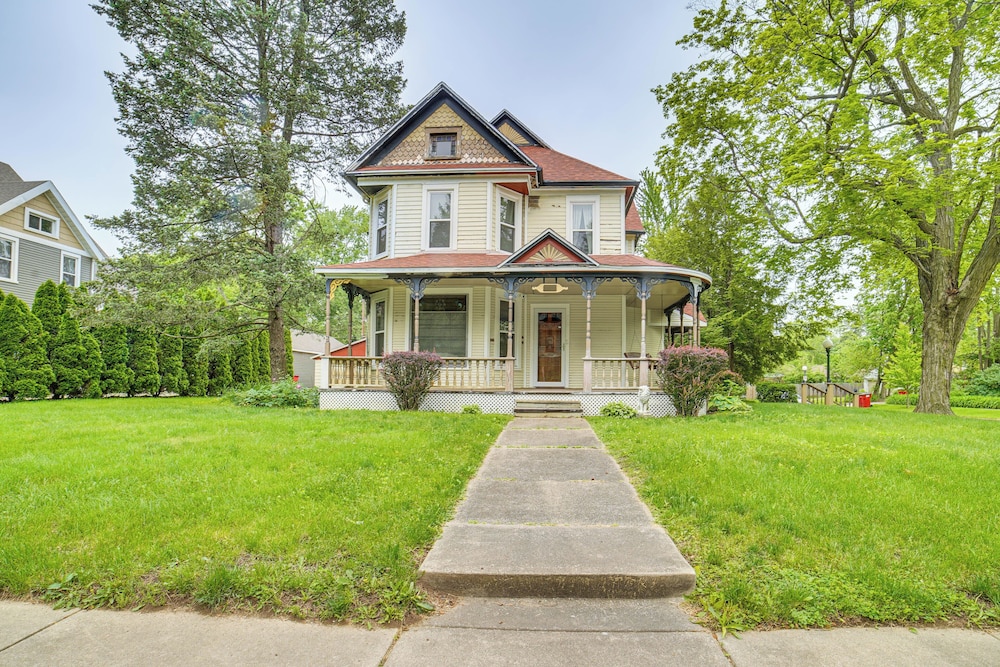 Charming Champaign Victorian w Deck — hotel in Champaign