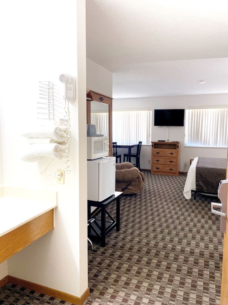Burke Inn Motel & Suites - photo 12