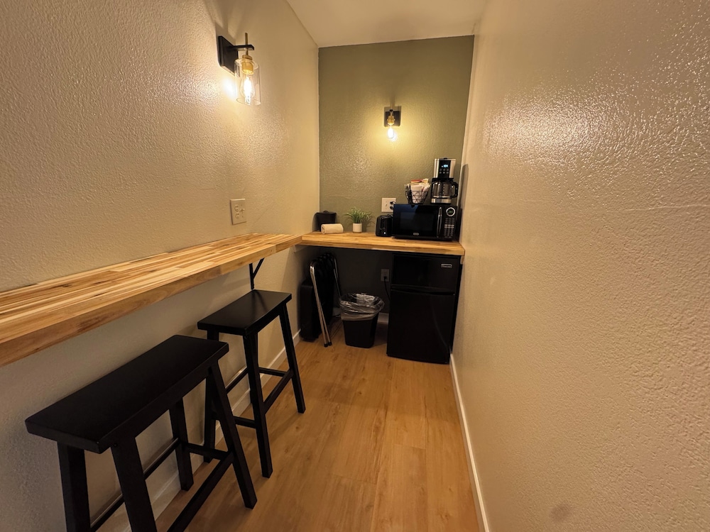 The Pioneer Motel - photo 8