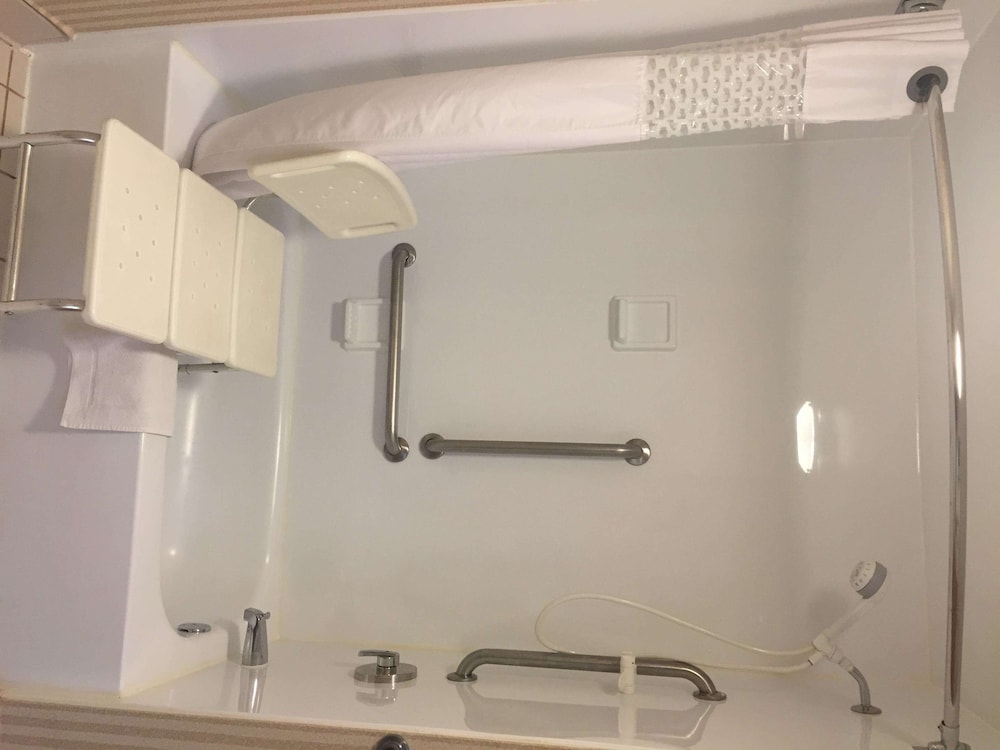 Hampton Inn Winchester University Mall Area - photo 20