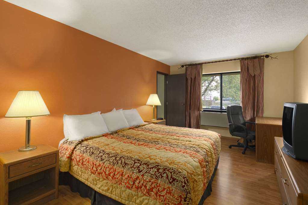 Days Inn & Suites by Wyndham Stevens Point - photo 19