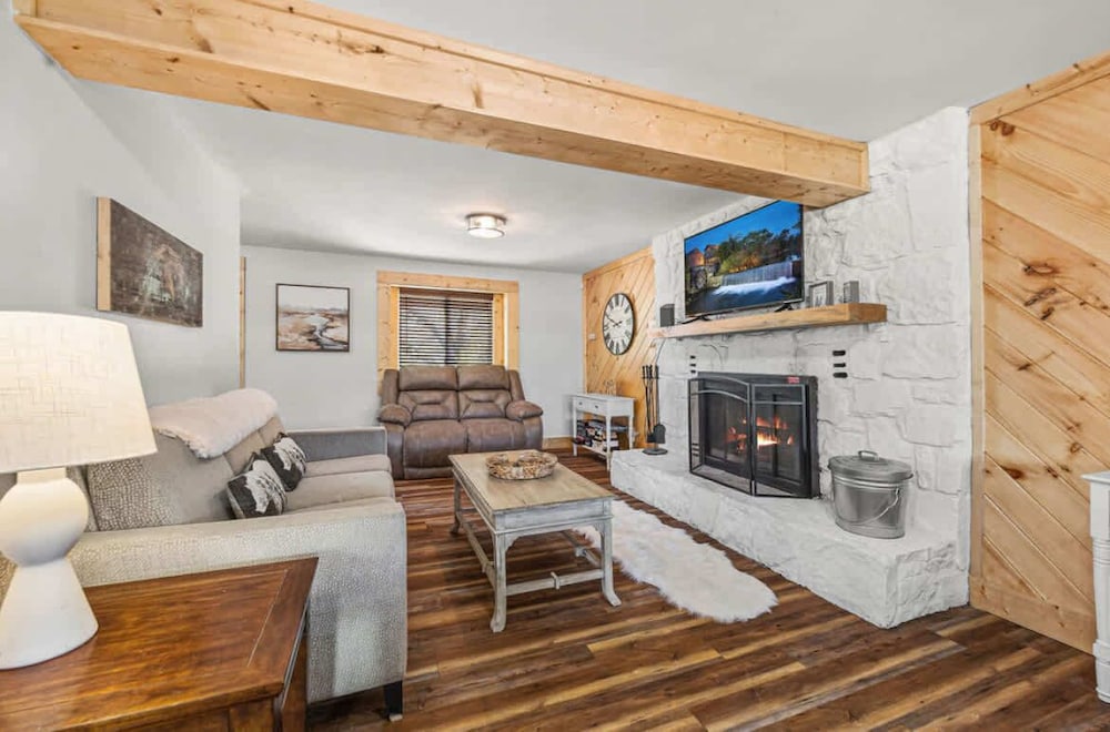 Dollys Darling Privacy for 12 in Sevierville, United States