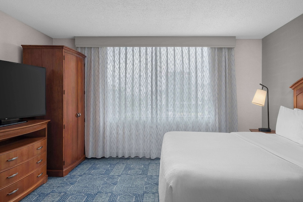 Embassy Suites by Hilton El Paso - photo 25