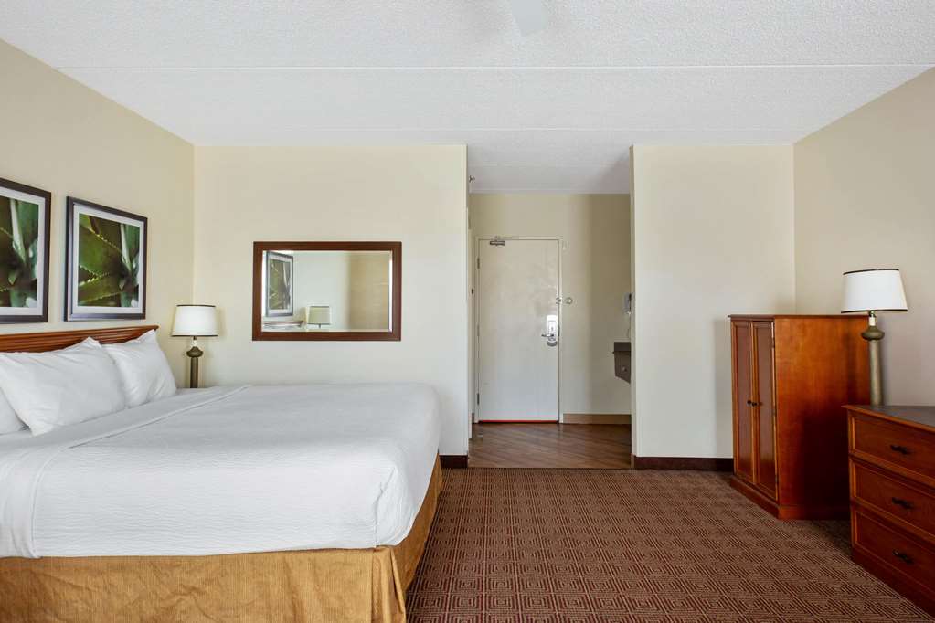 La Quinta Inn & Suites by Wyndham Sawgrass - photo 24