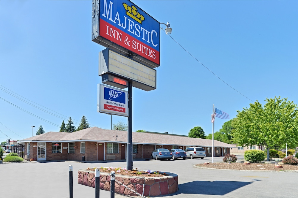 Majestic Inn And Suites - photo 22