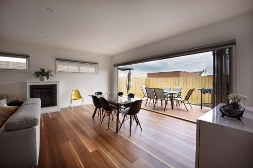 Beach and Wineries 3 Min Family and Couples Retreat in Unknown City, Australia