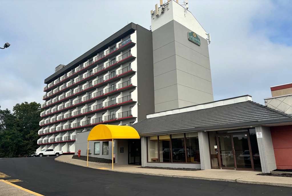 La Quinta Inn & Suites by Wyndham Stamford New York City - photo 3
