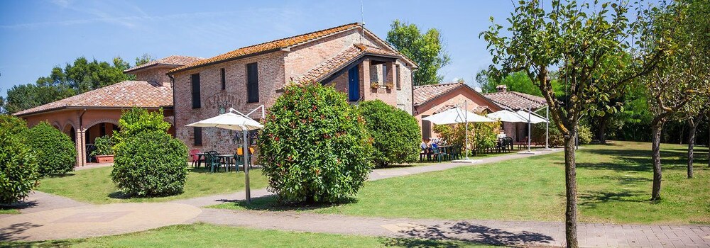 Agriturismo La Fattoria — 4-Star Luxury Hotel in Castiglione Del Lago, Italy
