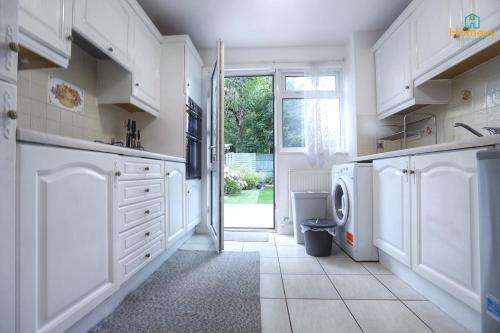 Stylish 3 bedroom house Homevy Relocations — 4-Star Luxury Hotel in Birmingham, United Kingdom