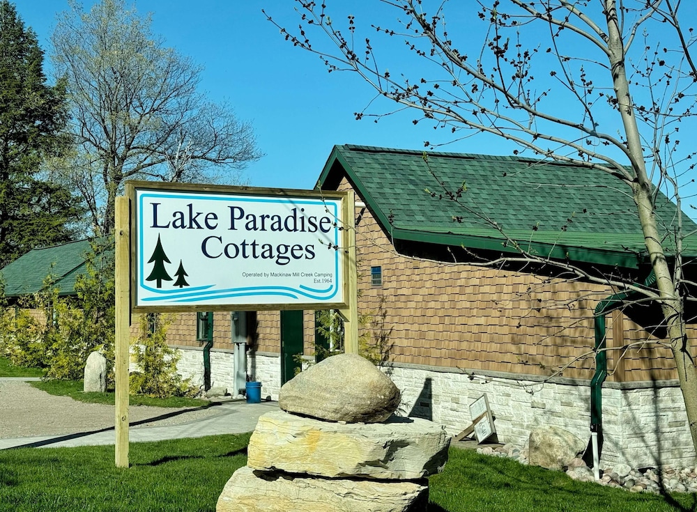 Haven Duplex at Lake Paradise Cottages — hotel near Pellston Regional Airport of Emmet County Airport