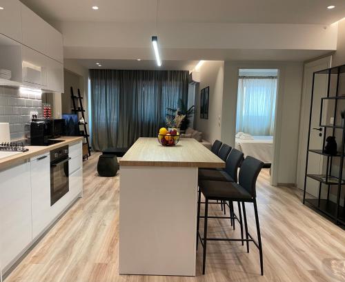 Modern & Spacious 3BR apartment — 4-Star Luxury Hotel in Athens, Greece