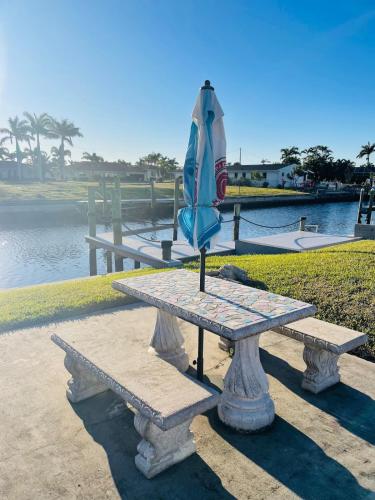 SW Gulf Access Boaters Paradise Pool Retreat