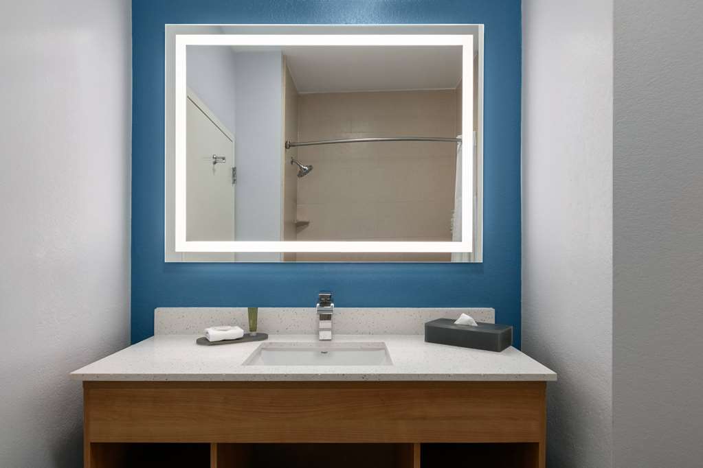 La Quinta Inn & Suites by Wyndham Ft. Worth Burleson - photo 27