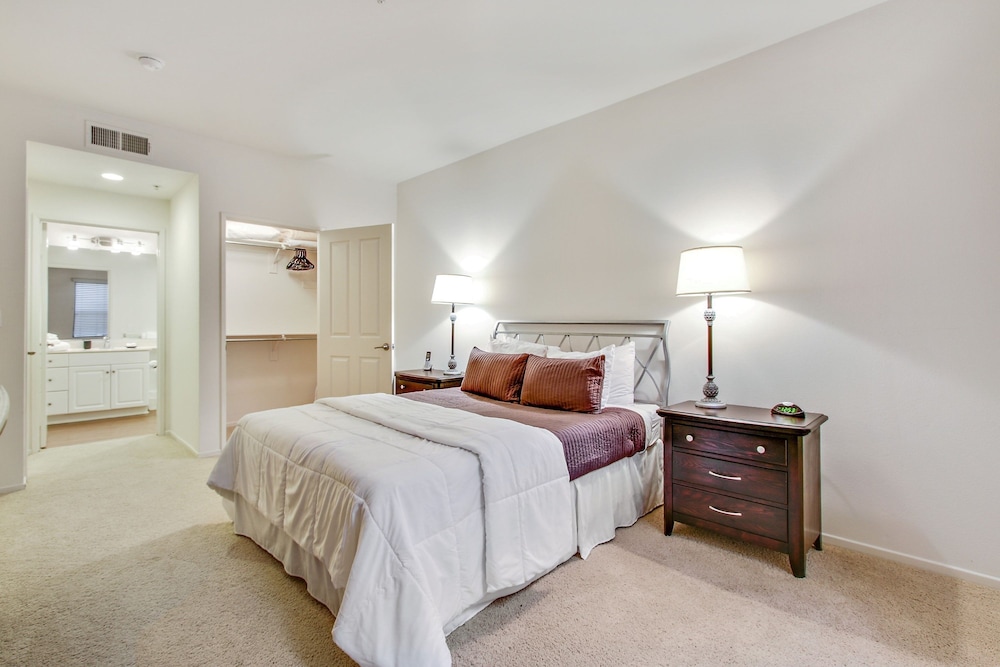Global Luxury Suites at The Village - photo 6