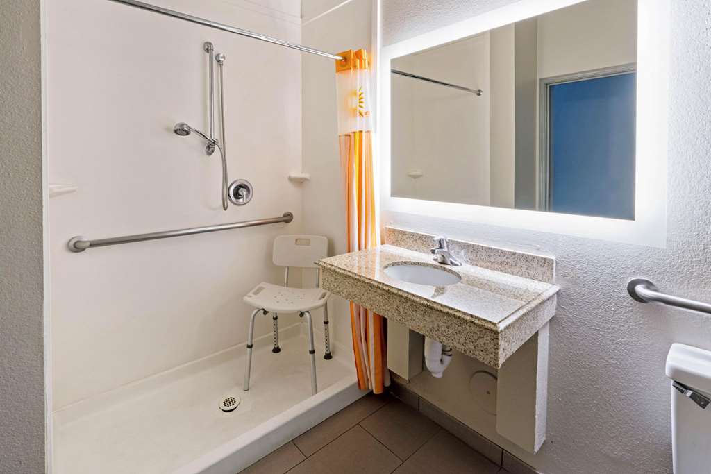 La Quinta Inn & Suites by Wyndham Phoenix I 10 West - photo 25