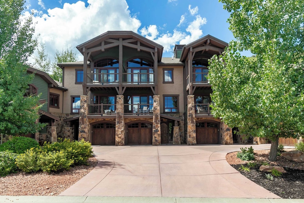 Fairway Ski and Golf Retreat by Avantstay Blocks From the Ski Lift Beautiful Views w Hot Tub - photo 31