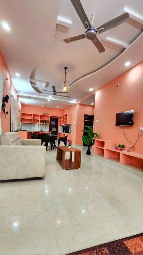 Rushitha Homestay Near To Alipiri Free Wifi Family Stay Only Android Tv Door Service — 4-Star Luxury Hotel in Tirupati, India