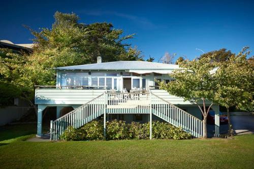 Greenwood Lodge Lakefront With Mooring and Lawn — 4-Star Luxury Hotel in Taupo, New Zealand