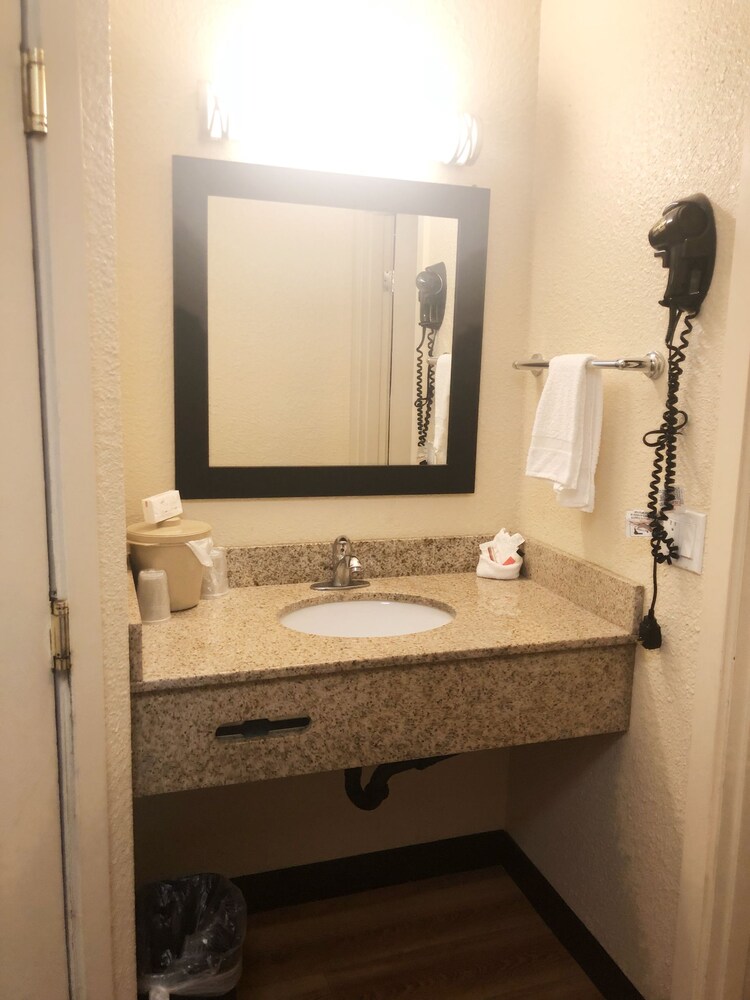 Evergreen Inn & Suites Portland - photo 19