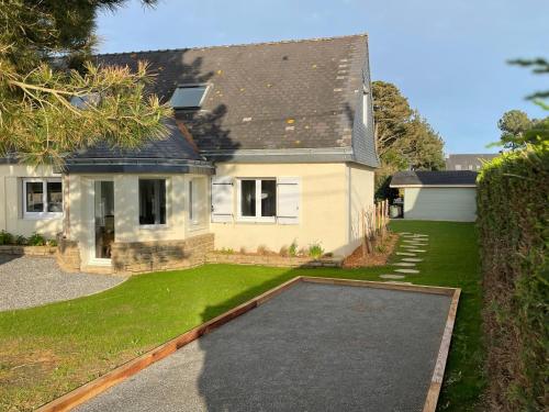 KerDesAmis Tolles Ferienhaus in Strandnähe mit Sonnenterrasse Boulebahn und großem Garten — hotel in Penestin