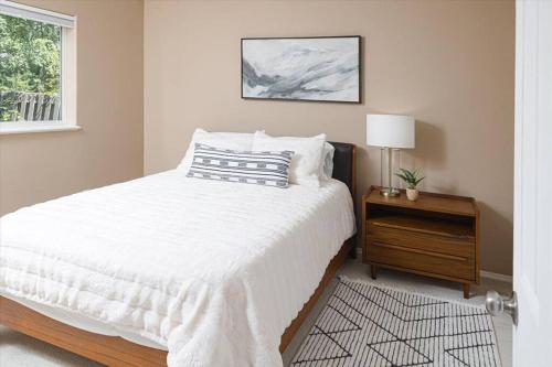 Contemporary Turnagain Townhome — Anchorage — photo 4