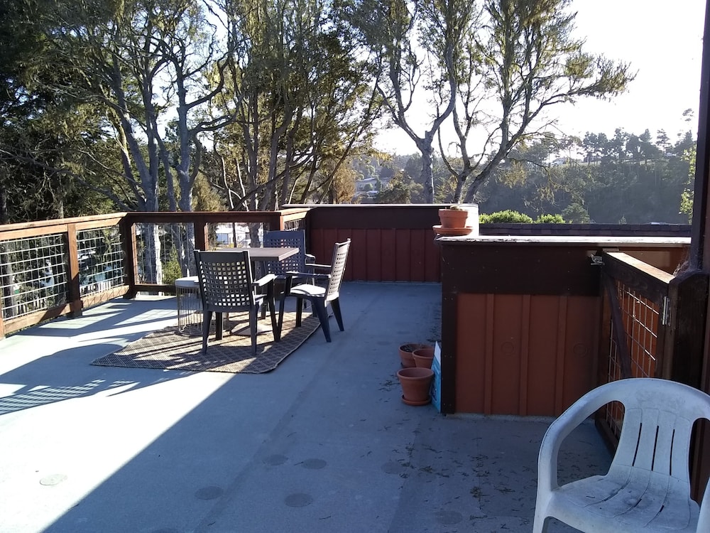 Noyo Harbor Inn Restaurant and Tavern - photo 33