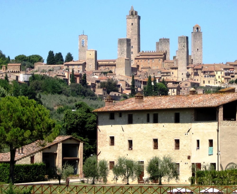 Fattoria Abbazia Monte Oliveto — 4-Star Luxury Hotel in San Gimignano, Italy