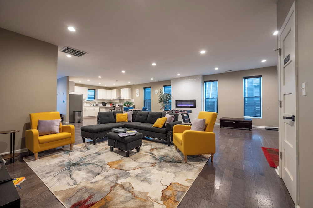 Near Downtown 2 En Suites Garage Sleeps 9 in Indianapolis, United States