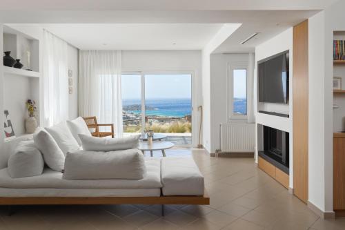 Stunning View Sarakiniko Villa — 4-Star Luxury Hotel in Agios Petros, Greece