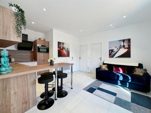 Tivoli 4 Renovated 2 bedrooms appartment Monaco Border 5mn from Casino Monte Carlo in Beausoleil, France