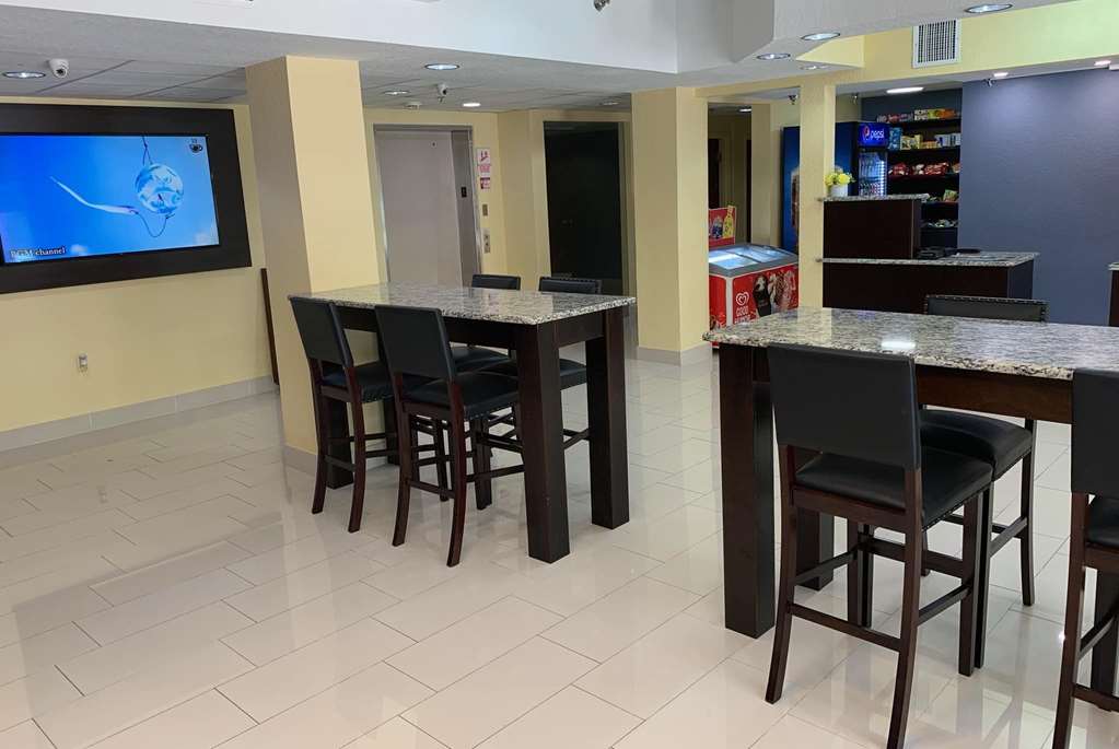 Days Inn & Suites by Wyndham Tampa Raymond James Stadium - photo 4